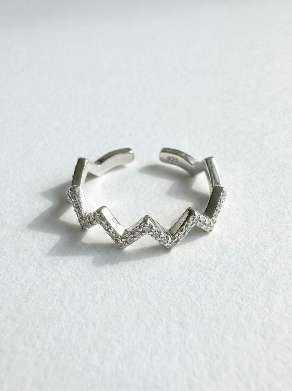 Anillo zigzag con piedras preciosas Martina