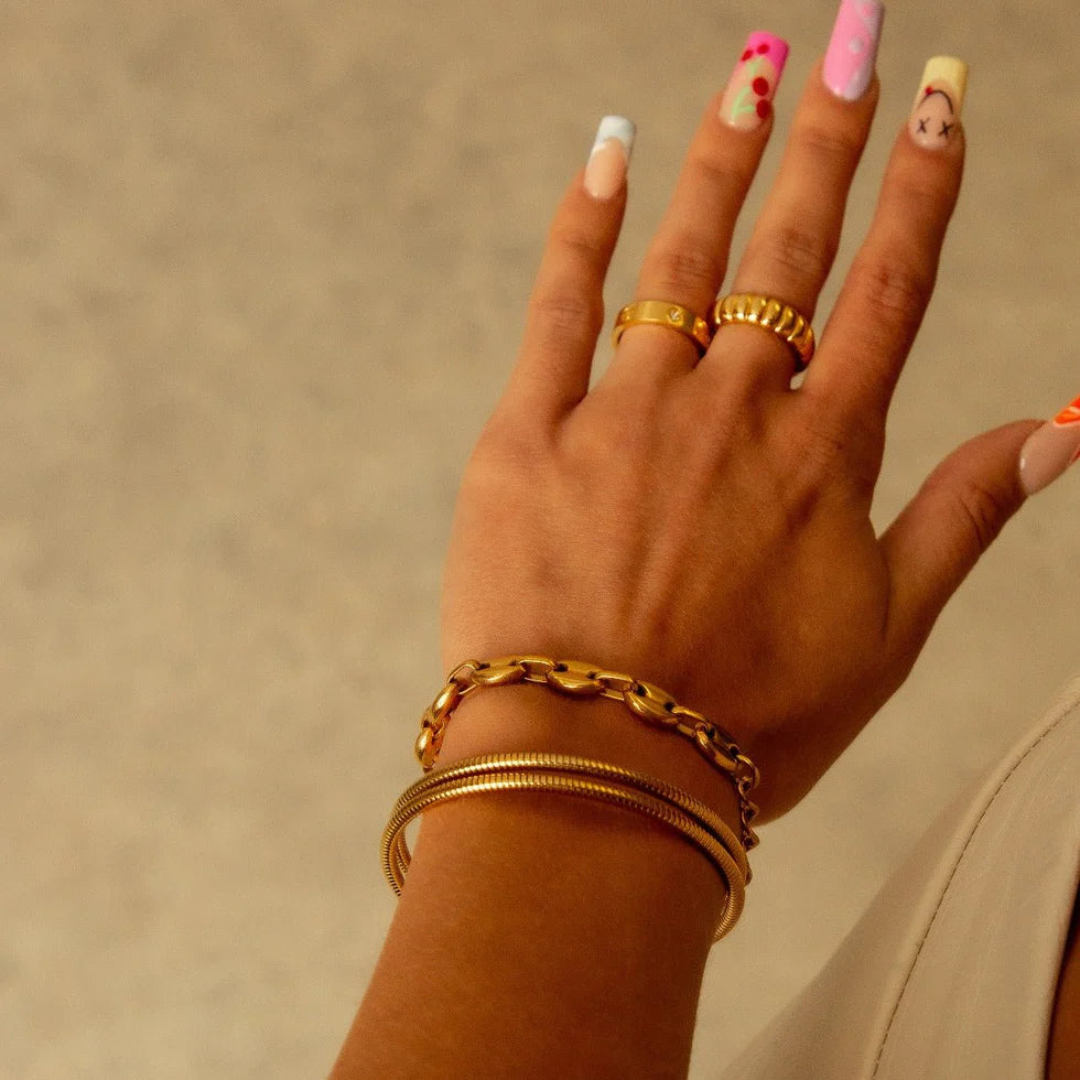 Amanda | Pulsera espiral triple bañada en oro de 18 quilates