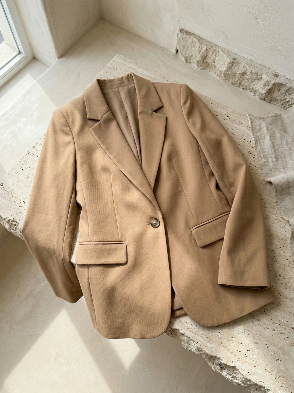 Blazer ejecutiva elegante con botón Carey